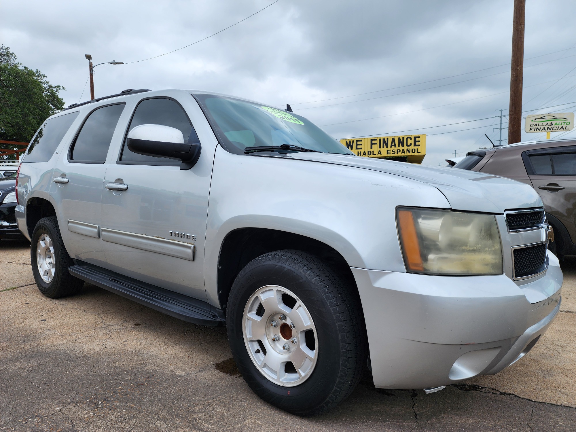 2011 SILVER /BLACK CHEVROLET TAHOE LT LT (1GNSCBE02BR) , AUTO transmission, located at 2660 S.Garland Avenue	, Garland, TX, 75041, (469) 298-3118, 32.885387, -96.656776 - Photo #3